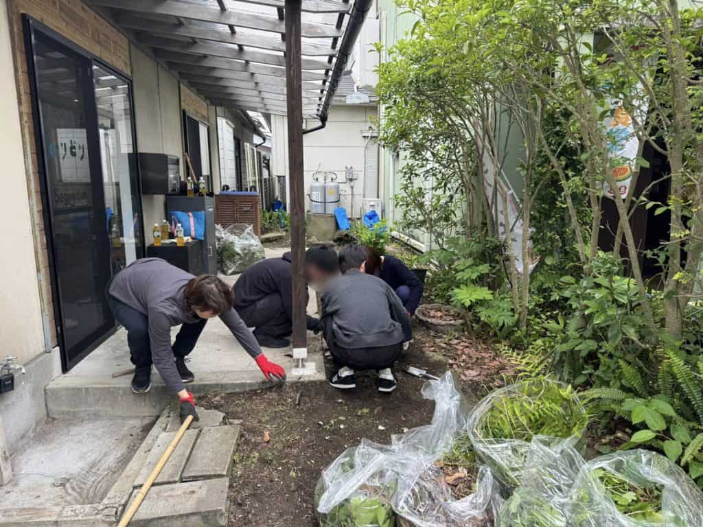 よりどりの草取り